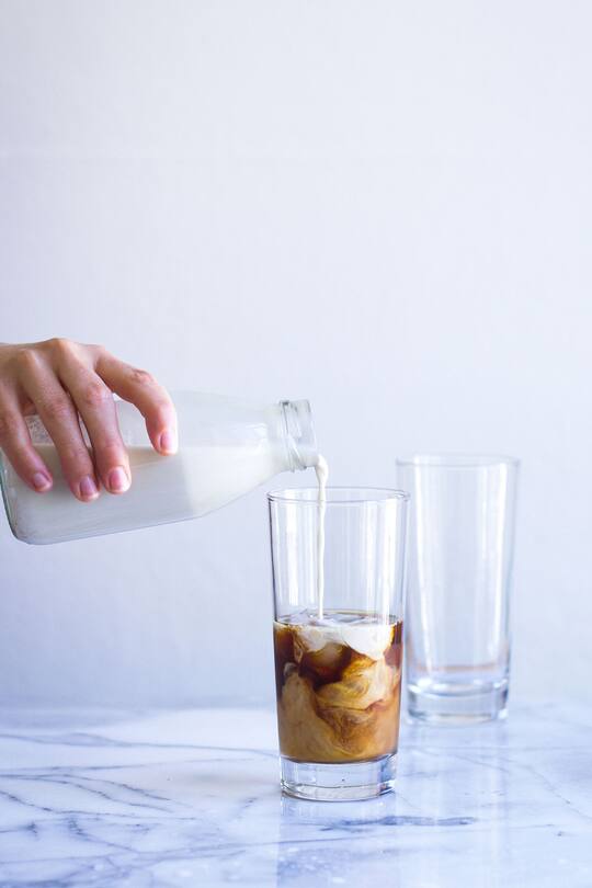 Cold Brewed Coffee mit Haselnussmilch