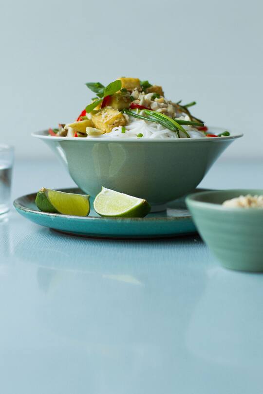 Glasnudelsalat mit Sesam-Tofu und Kokosmilch