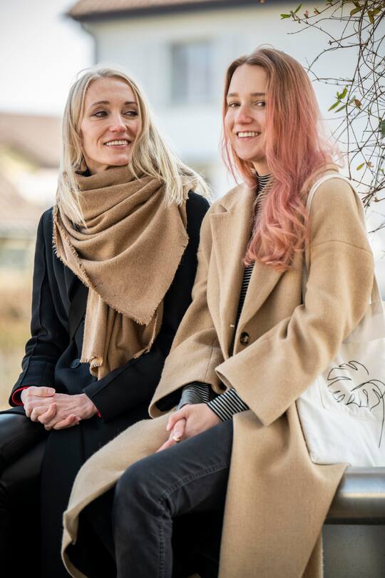 ZUERICH, 19.03.2022 - Die schweizerisch-belarussische Doppelbuergerin Natallia Hersche und ihre Tochter Violetta Kasjan , fotografiert in Zuerich-Schwammendingen. Hersche war am 18.03. nach 18 Monaten in Haft in Belarus freigekommen und in die Schweiz zurueckgekehrt. PHOTO BY PASCAL MORA