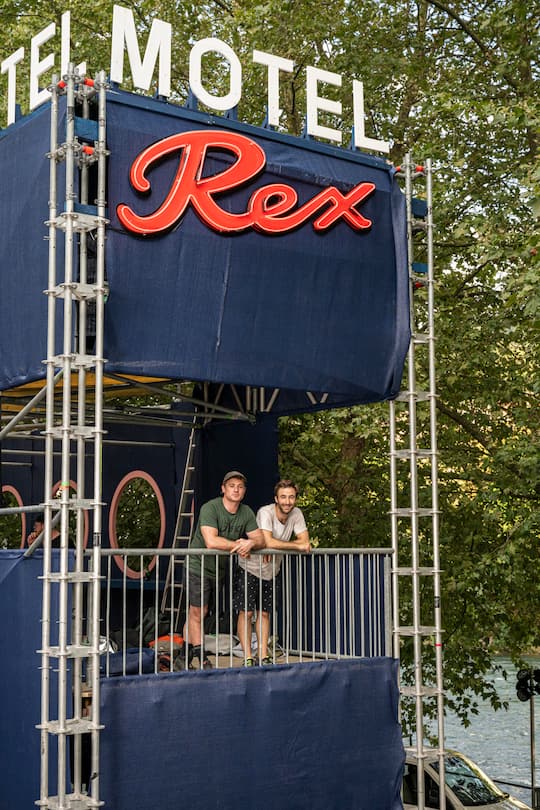 BADEN, 14.08.2023 - Beizen an der Badenfahrt 2023: Die Crew des "Motel Rex" an der Limmatepromenade in Baden. PHOTO BY PASCAL MORA