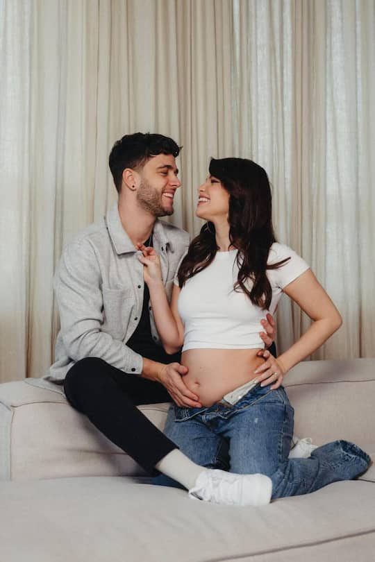 <p>Mit diesem Foto kündigten Luca und Christina Hänni im Dezember 2023 an, ein Baby zu erwarten. 2024 begrüssten sie dann ihre kleine Tochter. Doch sie waren in diesem Jahr nicht die einzigen Promis, die Eltern wurden.</p>