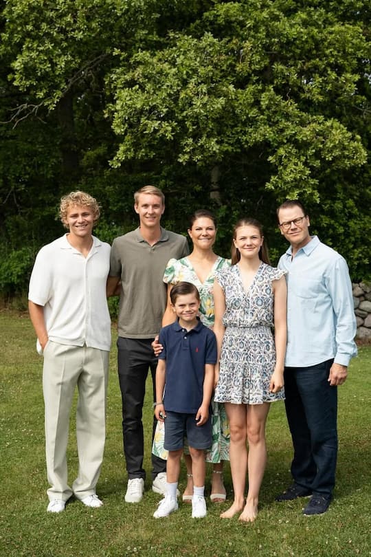 <p>Und dieses Jahr durften sogar zwei besondere Gäste mit aufs Bild: die beiden Beachvolleyballer David Åhman (l.) und Jonatan Hellvig (2.v.l.).</p>