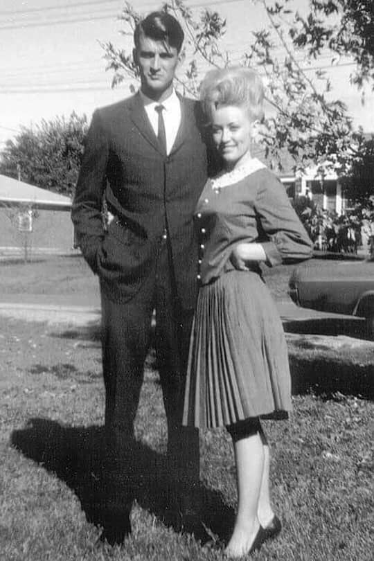 <p>Parton mit ihrem Ehemann Carl Dean um 1966. Das Paar war fast 60 Jahre verheiratet.</p>