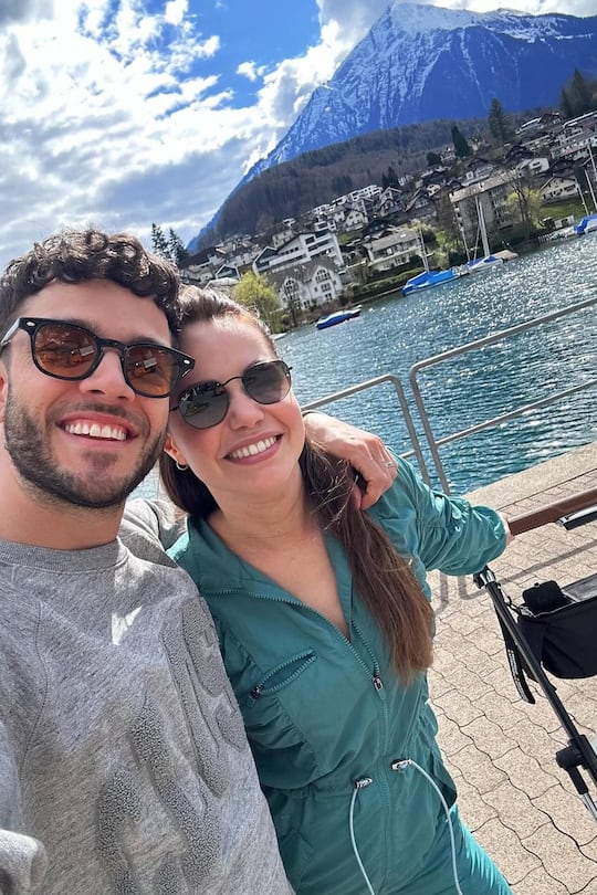 Als berufstätige Eltern sind Luca und Christina Hänni oft unterwegs und müssen viele Termine unter einen Hut bringen.