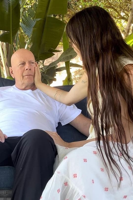 <p>Bedürftig: Tochter Scout LaRue besucht ihren Dad am Vatertag 2024 und streichelt zärtlich seine Wange.</p>