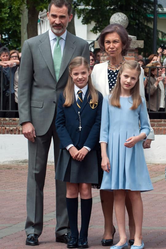 MADRID, SPAIN - MAY 17: King Felipe of Spain, Queen Sofia, Princess Leonor (R) and Princess Sofia attend the First Communion of Princess Sofia at the Asuncion de Nuestra Senora on May 17, 2017 in Madrid, Spain. (Photo by Europa Press/Europa Press via Getty Images)