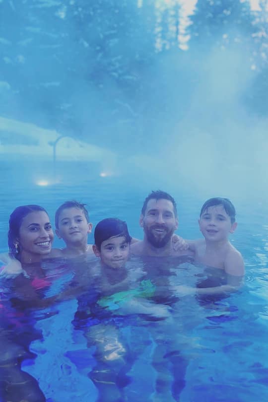 Nach einem kalten Tag im Schnee ist der warme Pool ein willkommener Tausch für Lionel Messi und seine Familie in Crans-Montana.