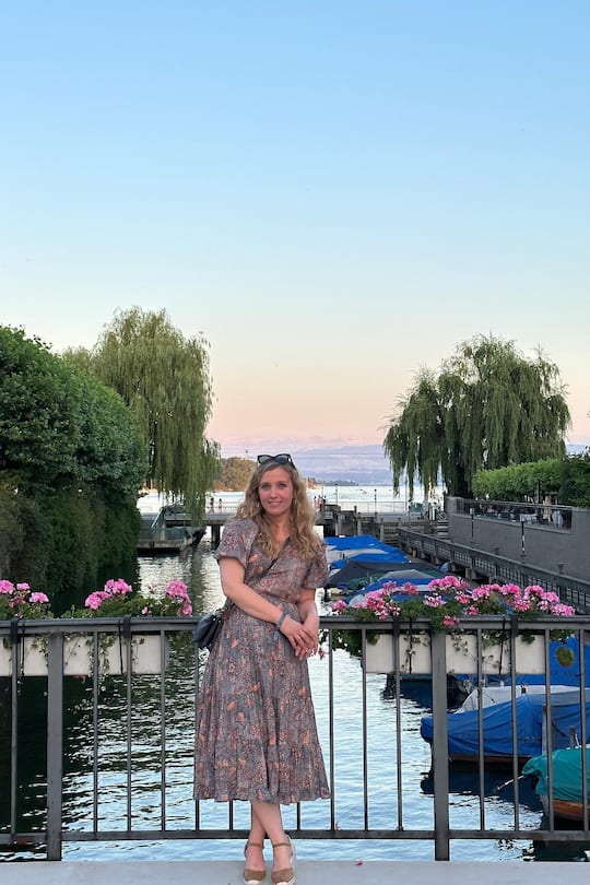 Florence Fischer geniesst die Abendsonne im sommerlichen Zürich.