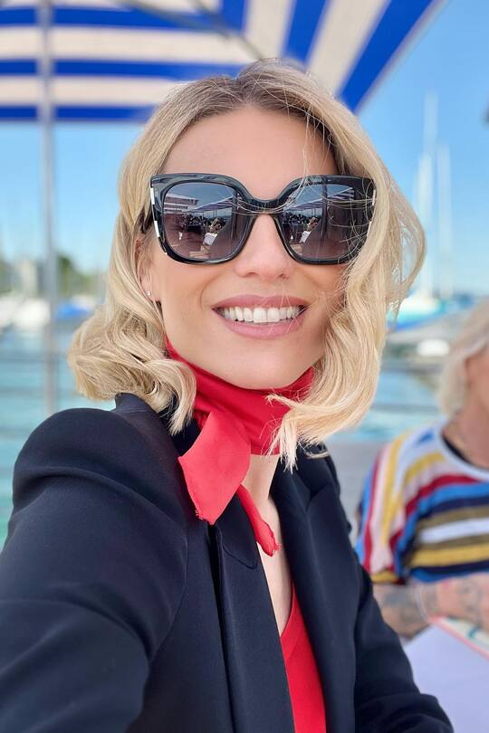 Michelle Hunziker geniesst das schöne Wetter im Zürisee.