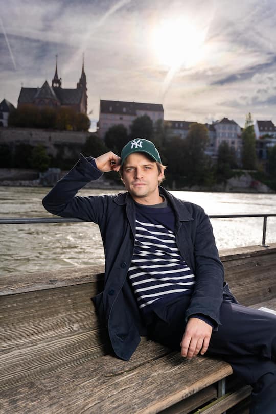 Der Schweizer Schauspieler *Julian Koechlin* ist in Kürze wieder in «Neumatt» und zudem in «Münter & Kandinsky» zu sehen. Wir besuchen ihn in seiner Heimat Basel und gehen durch die Stadt, ehe er zu seinem Bruder geht. Die Fahrt mit der Fähre gewährt eine tolle Aussicht auf das Basler Münster. Basel (BS)