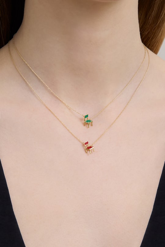 Emaillierte Halskette Chair aus Gold, je CHF 420.–