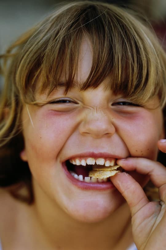 Znüni Chips fröhliches Mädchen