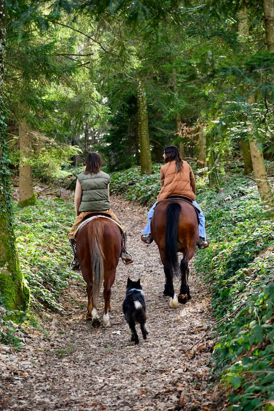 Annina Frey, Melanie Winiger, Moderieren zusammen Swiss Music Award 2024, gemeinsames Hobby Reiten, Zuger Moraenen Landschaft, Preperation der Pferde, Aussreiten, Greenhill Ranch, Reitlehrer Tom, Menzingen ZG, 2024, Fotos: Geri Born