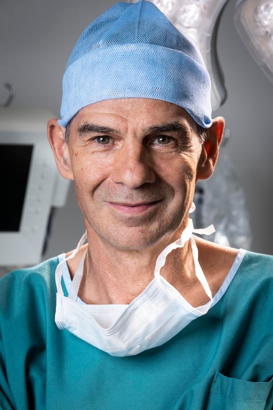 Portrait du chirurgien dans une des salle d'opération du CHUV