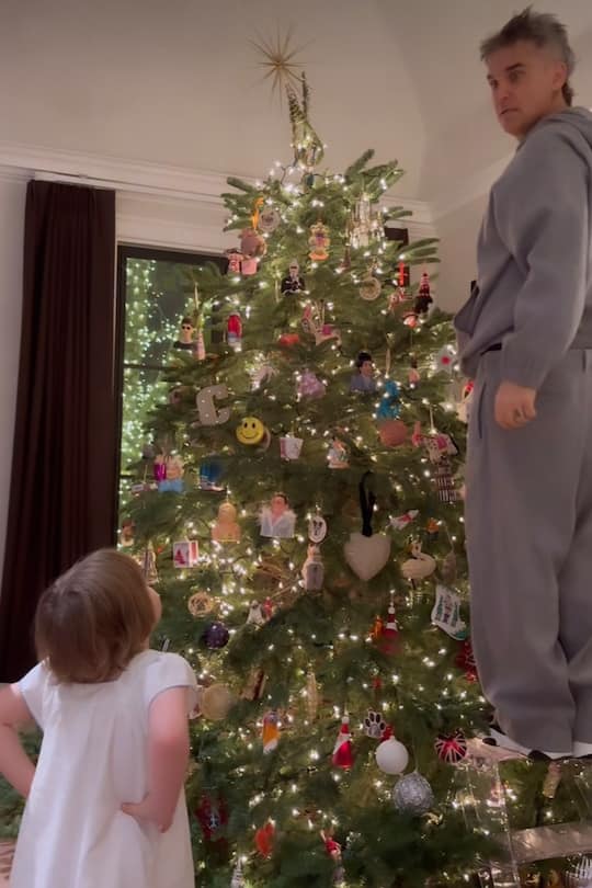 Robbie Williams soll helfen, den Christbaum zu schmücken.