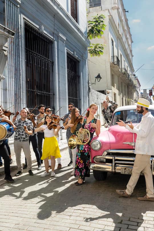 Am 13. August kommt Sarah Willis mit dem Havana Lyceum Orchestra und dem Dirigenten José Antonio Méndez Padrón ins KKL Luzern, um dort «Mozart y Mambo» zu präsentieren.