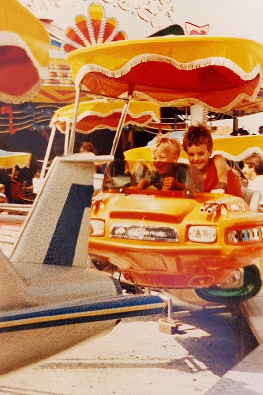 Seven, beziehungsweise der kleine Jan Dettwyler (rechts) geniesst einen Tag auf der Chilbi.