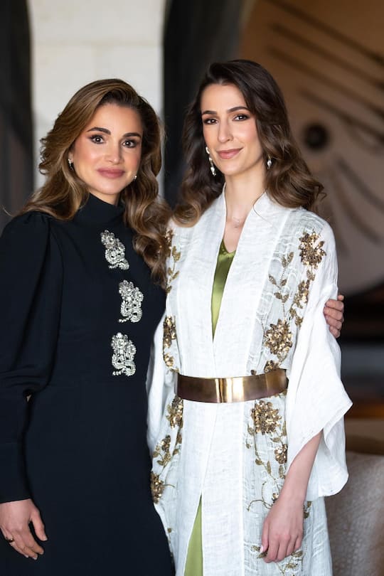 Königin Rania freut sich über ihre «dritte Tochter», Rajwa Al-Saif, ihre Schwiegertochter in spe.