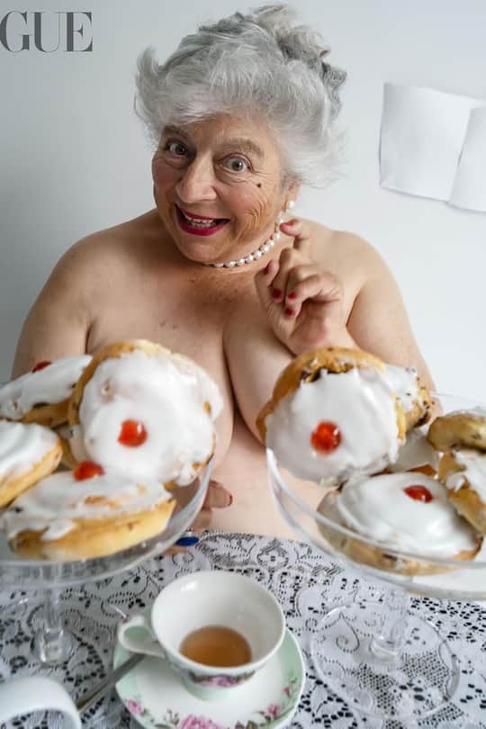 Miriam Margolyes posiert nackt für die Vogue.