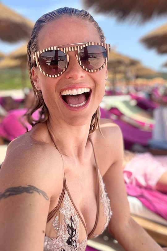Michelle Hunziker blüht am Strand gleich noch mehr auf.