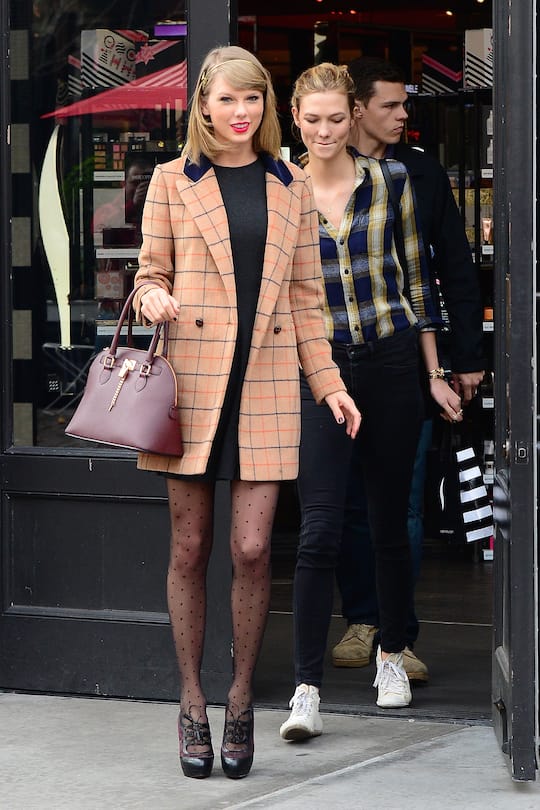NEW YORK, NY - NOVEMBER 12: Model Karlie Kloss and singer Taylor Swift are seen in Soho on November 12, 2014 in New York City. (Photo by Raymond Hall/GC Images)