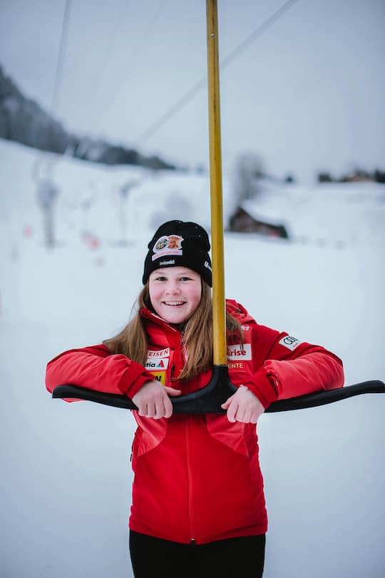 Stefanie Grob, Skirennfahrerin, C-Kader, Junioren-Weltmeisterin, zurück in der Heimat in Appenzell, 27. Januar 2023, Weissbad AI