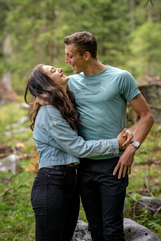 Simon Ehammer ist ein Schweizer Leichtathlet, der sich auf den Zehnkampf spezialisiert hat, aber auch im Weitsprung an den Start geht, zusammen mit seiner Freundin Tatjana Meklau Hammerwerferin und Skicrosserin aus Oestereich. Aufgenomman am 29.07.2022 auf der Schwaegalp. Bild © Remo Naegeli