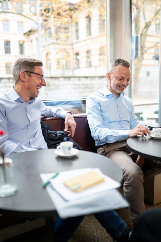 Hans-Ueli Vogt, Bundesratskandidat, mit Maurus Candreia, Kollege, im Café Buchmann, Oberstrass