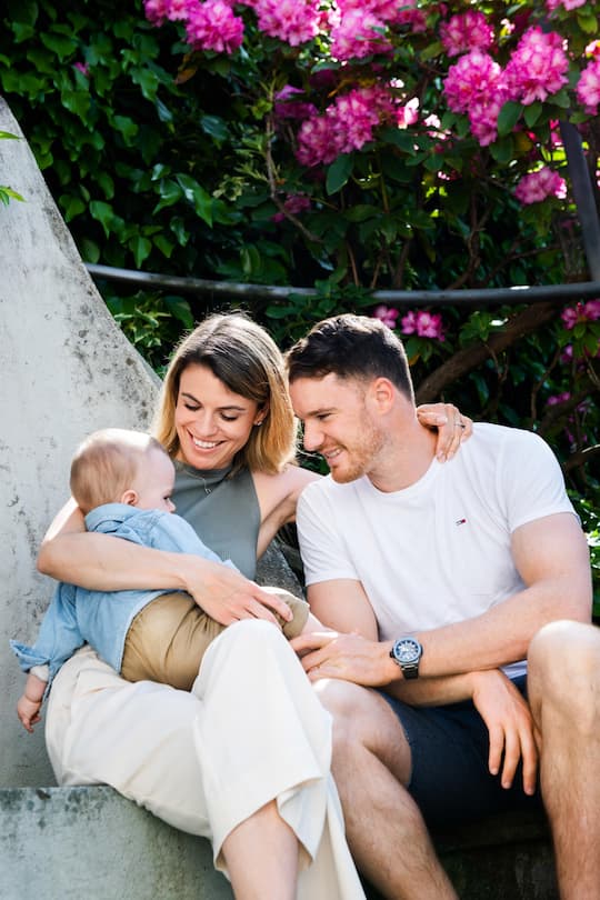 Dario Cologna, Schweizer Skilangläufer, am Lago Maggiore, Ascona, 17. Mai 2022 mit Ehefrau Laura und Sohn Leano