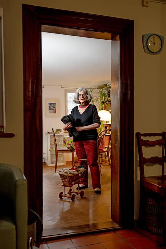 Elisabeth Joris, Historikerin fotografiert am 27. Februar 2023 bei ihr zu Hause in Zürich. Elisabeth Joris, Historikerin und Pionierin der Schweizer Frauenrechtsbewegung fotografiert am 27. Februar 2023 bei ihr zu Hause in Zürich. Â