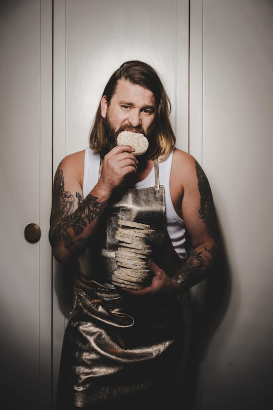 Baschi 2023 Fotograf: Thomas Buchwalder Hair&Make-Up: Julia Küttel Styling: Camilla Zenoni Aufnahmeort: Powerplay Studios in Maur Styling: Dutch Deluxe, Gabba, Lacoste, Les Deux, Paul Smith: bei Jelmoli; COS, FCB