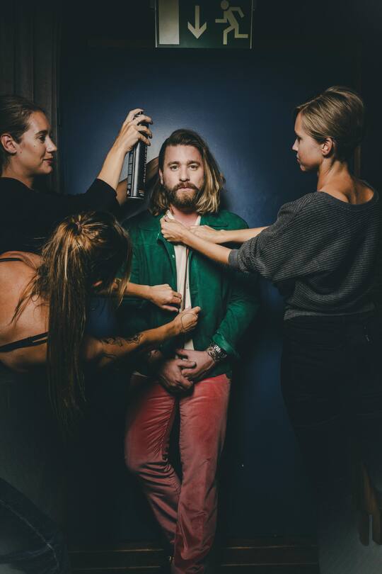 Baschi 2023 Fotograf: Thomas Buchwalder Hair&Make-Up: Julia Küttel Styling: Camilla Zenoni Aufnahmeort: Powerplay Studios in Maur Styling: Dutch Deluxe, Gabba, Lacoste, Les Deux, Paul Smith: bei Jelmoli; COS, FCB