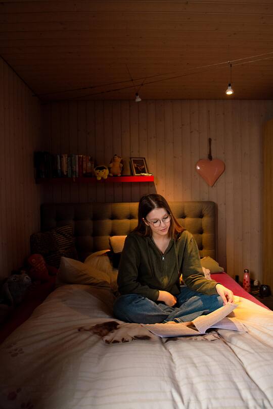 Ayla Holdener, 17 Jahre, singt ''Drei Nüsse für Aschenbrödel'' im KKL, mit Eltern Susanna und Andreas, 29. November 2023, Schwyz