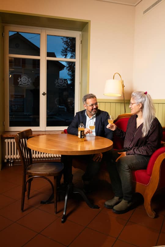 Nik Gugger, Nationalrat , EVP, zu Hause in seinem Restaurant in Winterthur, mit Ehefrau Beatrice Gugger-Josi, 7. Februar 2024
