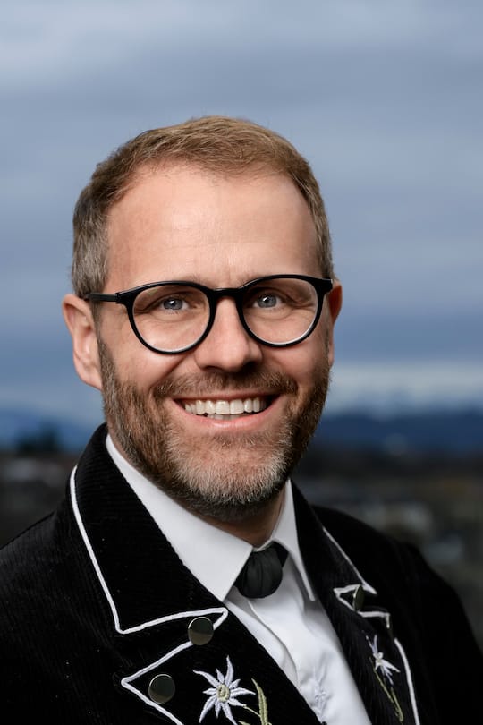 Jodlerclub Maennertreu, Franz Markus Stadelmann Dirigent, Thomas Bachmann,Reto Ruegg, Maecel Blickenstorfer, Fabio Truffer, erster Schwuler Maennerchor, Marzili Bahn, Zytglogge, Gruendungssitzung, zu Hause bei Thomas Bachmann, Bern, 2024, Fotos: Geri Born