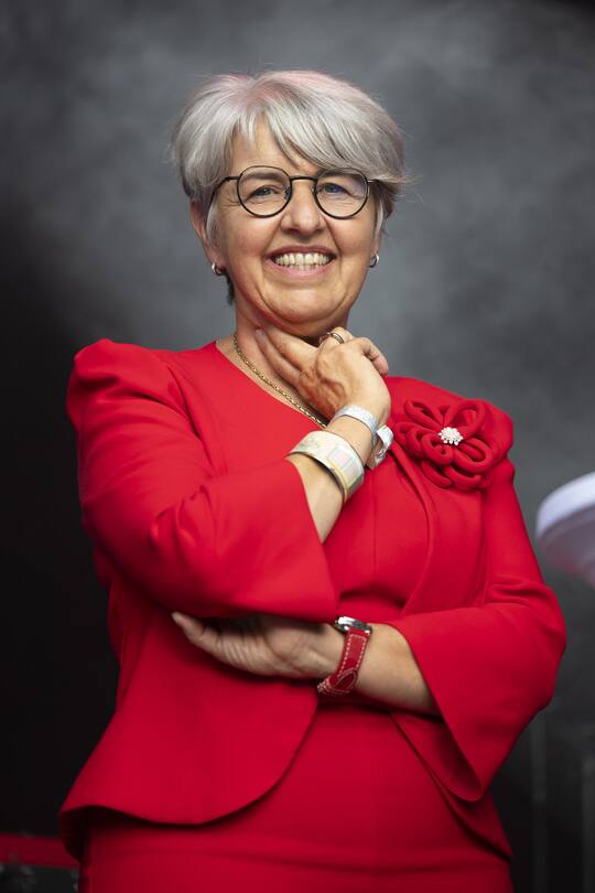 Bundesraetin Elisabeth Baume-Schneider spricht bei der Enthuellung des Kunstwerks "Tilo" waehrend dem oeffentlichen Festakt zum 175. Geburtstag der Bundesverfassung und somit der modernen Schweiz, am Dienstag, 12. September 2023 am Bundesplatz in Bern. Das Kuenstlerpaar Renee Levi und Marcel Schmid hat das Mosaik Tilo aus 246 Keramikplatten geschaffen, passend zu den 246 Parlamentsmitgliedern, die sich jeweils im Innern des Gebaeudes tummeln. (KEYSTONE/Peter Klaunzer)