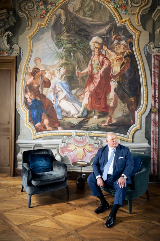 Pete Peterson et l'ex-ambassadeur Ed McMullen au grand salon à Hauteville, l' universitaire américaine Blonay, Vaud, mai 2024. ©Nicolas Rightti/Lundi13