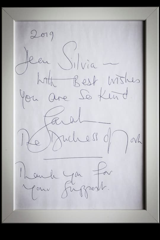 Silvia Laube, angefressene Royalistin aus Othmarsingen, sammelt seit Kindheit alles über Royals, schreibt sich mit ihnen und hat im Stadtmuseum Aarau aktuell sogar eine kleine Ausstellungsecke erhalten, Aarau und Othmarsingen, 2024, Fotos: Geri Born