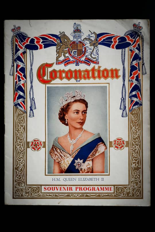 Silvia Laube, angefressene Royalistin aus Othmarsingen, sammelt seit Kindheit alles über Royals, schreibt sich mit ihnen und hat im Stadtmuseum Aarau aktuell sogar eine kleine Ausstellungsecke erhalten, Aarau und Othmarsingen, 2024, Fotos: Geri Born