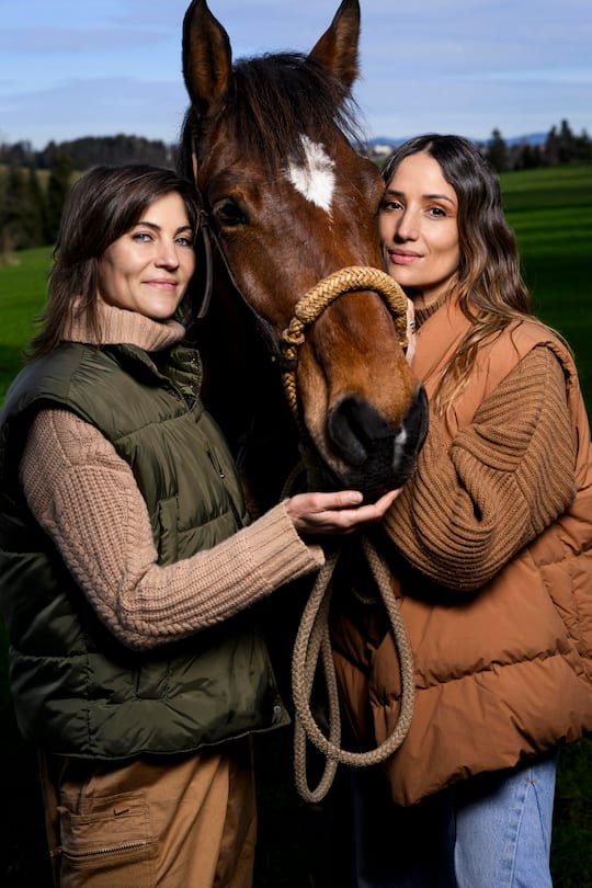 Annina Frey und Melanie Winiger, moderieren zusammen Swiss Music Award 2024. Ihr gemeinsames Hobby ist Reiten, in den Zuger Moränen. Preperation der Pferde, Ausreiten, Greenhill Ranch, Reitlehrer Tom, Menzingen ZG, 2024, Fotos: Geri Born