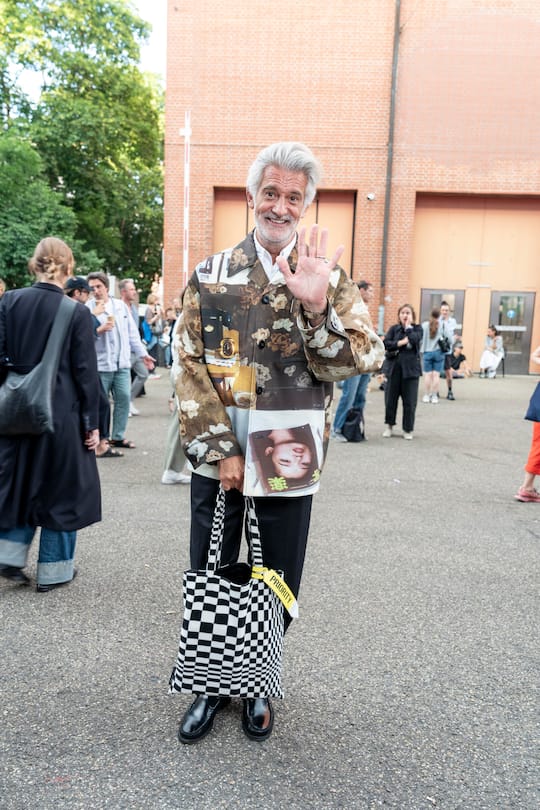 Der Schweizer Designer Alfredo Häberli war begeistert von den Werken der jungen Schweizer Künstler der Swiss Art Awards.