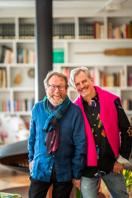 Erich Vock und Hubert Spiess in ihrem Haus in Elbingenalp Ãsterreich. Wohnzimmer mit Wahnsinns- Kamin. Elbingenalp (A)
