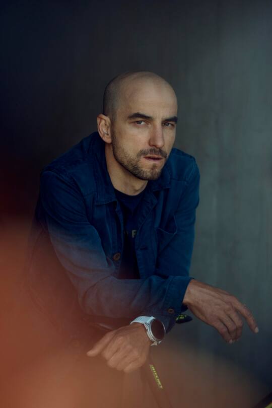 Mountainbiker Nino Schurter fotografiert im Scott Hauptsitz in Givisiez.