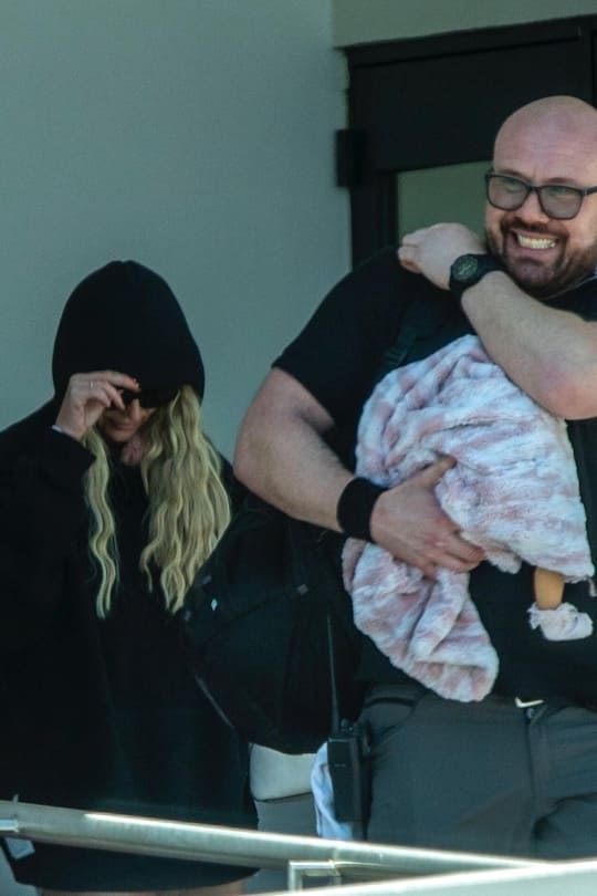 <p>Die Ankunft von Britney Spears in Mexiko sorgte für Aufsehen: Ihr Bodyguard hatte ein Baby in den Armen.</p>