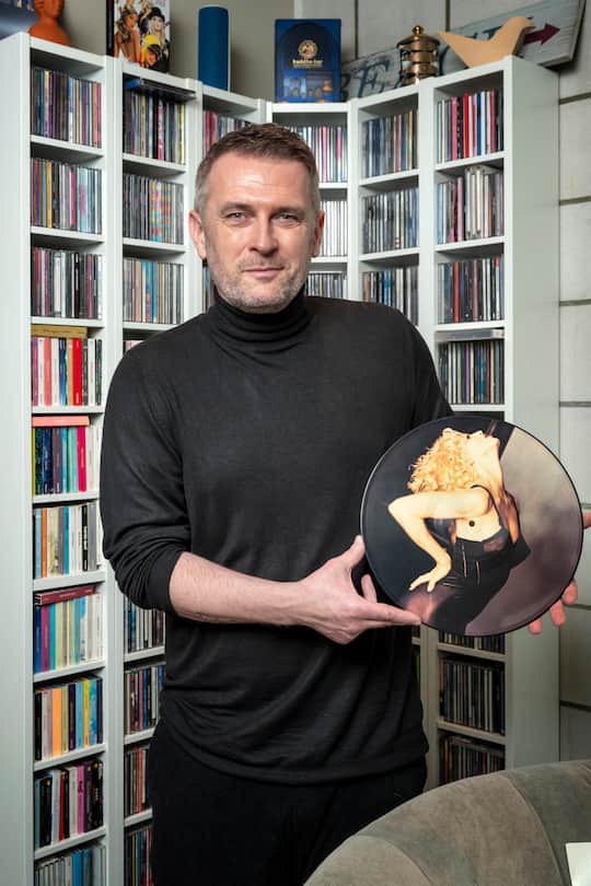 Tobias Bayer (blonde Haare) und Michael Paris (dunkle Haare) zählen zu den bekanntesten TV-Auswanderern der Schweiz. Sie leben mit ihrer Katze Moon in Rubigen bei Bern. Bild © Remo Naegeli