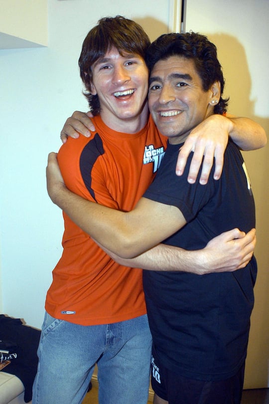 FUSSBALL: Argentinien, TV Show 'La Noche del Diez' (The Night of Number 10), Buenos Aires, 29.08.2005 Lionel MESSI (FC Barcelona, l.) und Moderator Diego Armando MARADONA © pixathlon