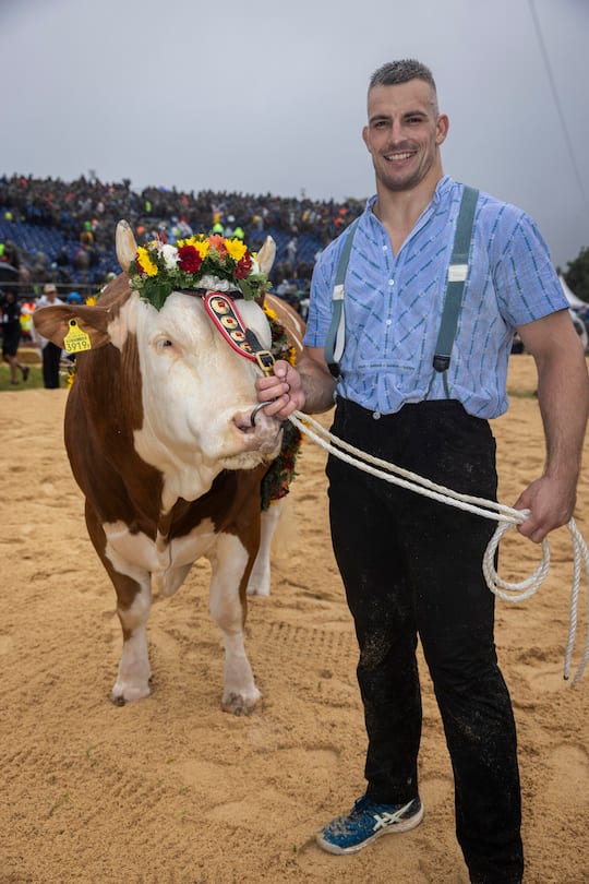 Unspunnen Schwingfest 2023, der Gewinner Samuel Giger mit dem Siegermuni.