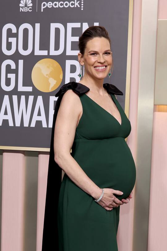 Hilary Swank präsentiert an den Golden Globes ihren Babybauch.