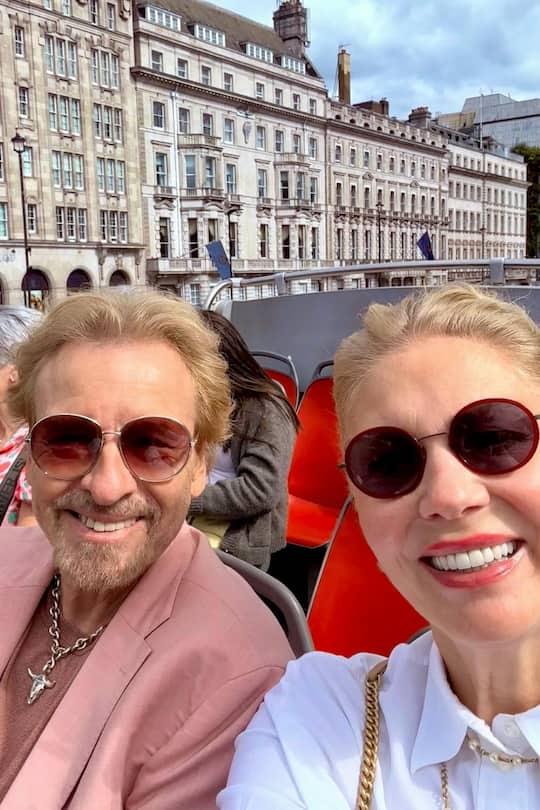 Zum ersten Hochzeitstag gab es von Thomas und Karina Gottschalk ein strahlendes Selfie aus London.