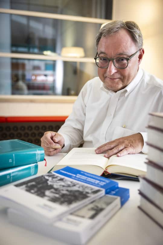 <p>Sacha Zala ist im Puschlav aufgewachsen, machte in Zuoz die Matur und studierte an der Uni Bern und an der University of North Carolina. Heute ist Zala Professor an der Uni Bern und Direktor der Forschungsstelle Diplomatische Dokumente Schweiz (Dodis). Er lebt in Spiegel bei Bern und ist seit 30 Jahren mit Andrea Schweizer, Rektorin der PH Zürich, liiert.</p>